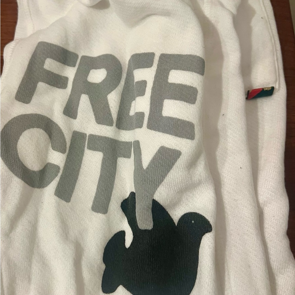 Free City XSmall 3/4 joggers in cream
Worn once
So soft!